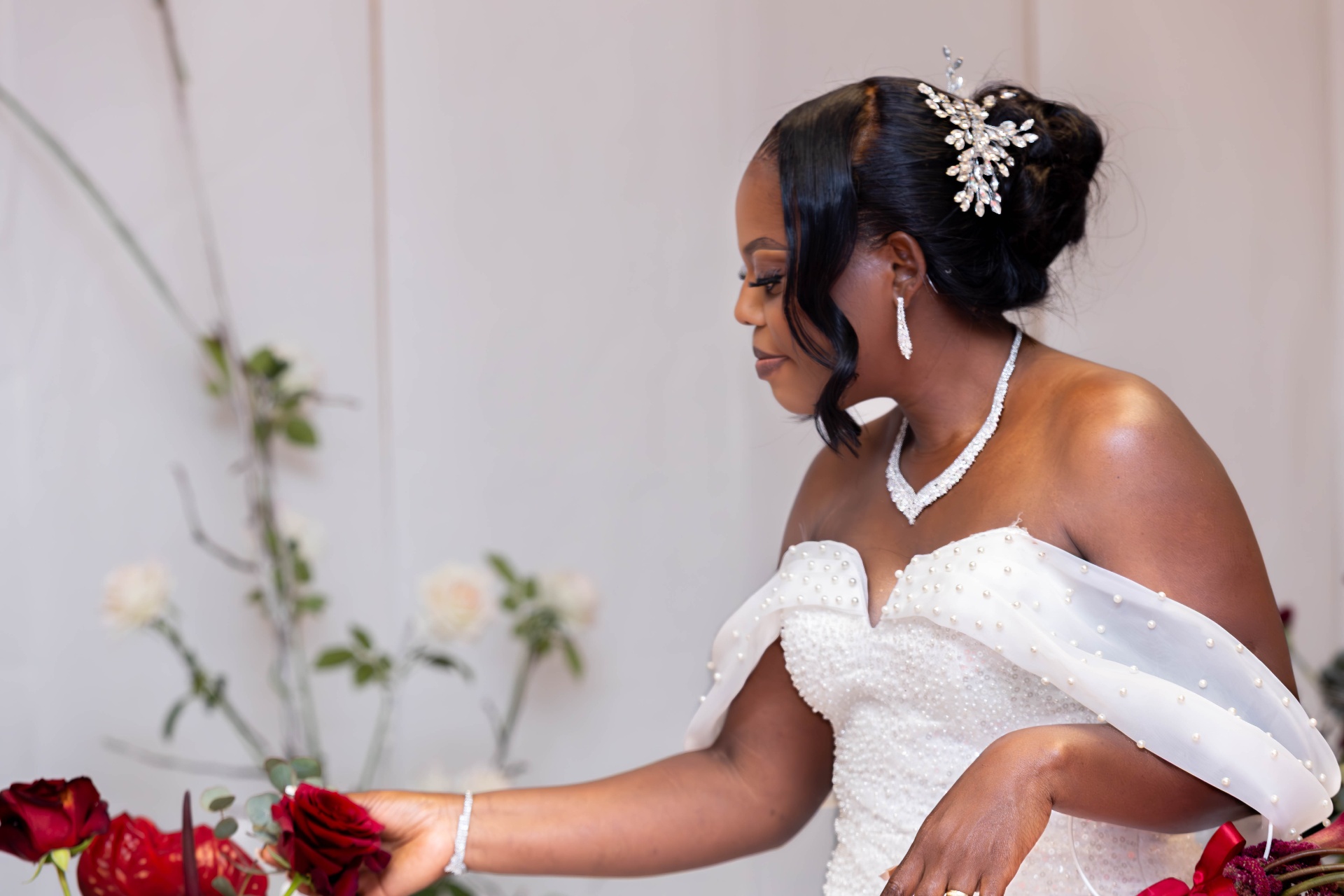Détail — coiffure et parure de la mariée