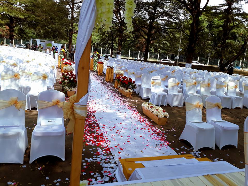 Détail — chaises habillées et bouquets bordant l'allée