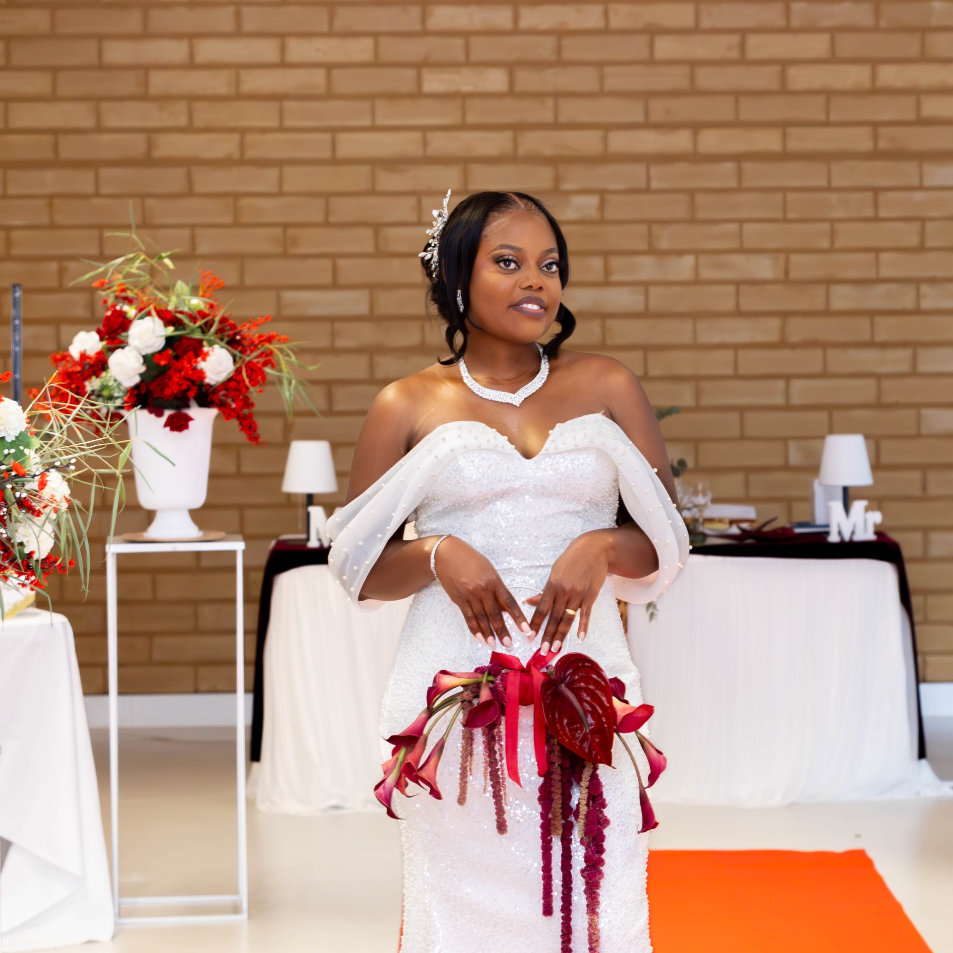 Mariée et scénographie florale — rouge & ivoire