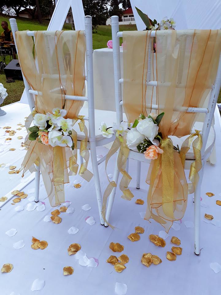 Chaises des mariés habillées d'organza doré & pétales