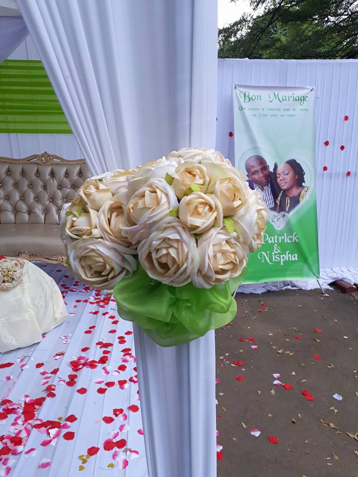 Décor de cérémonie — bouquet crème sur pilier drapé